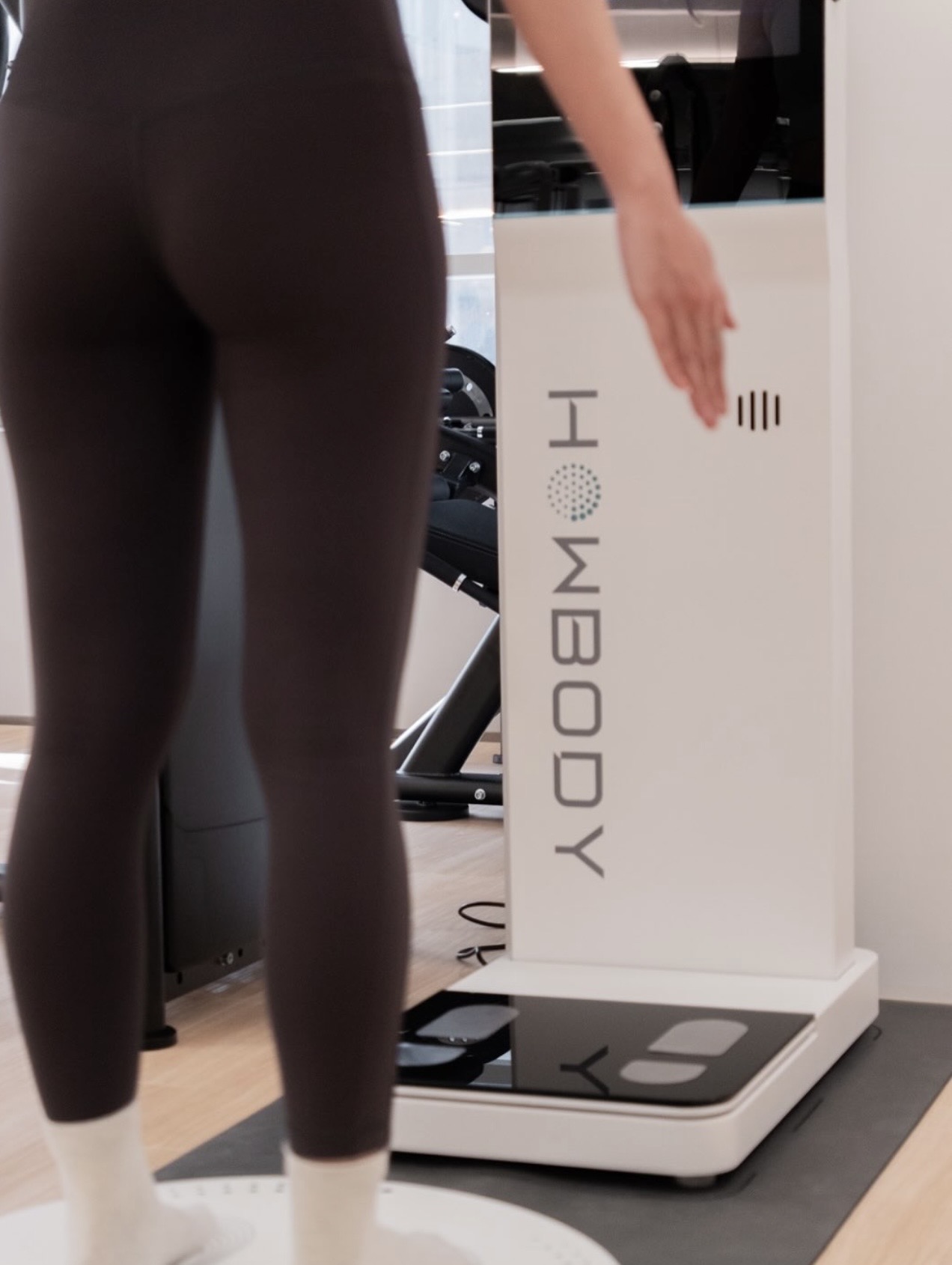 Femme faisant une analyse corporelle